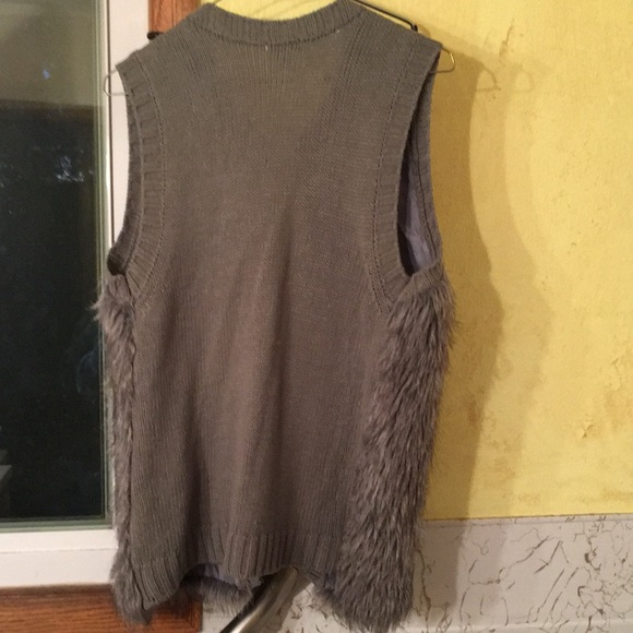 EUC Xhilaration faux fur vest, gray color, women size - Picture 10 of 14